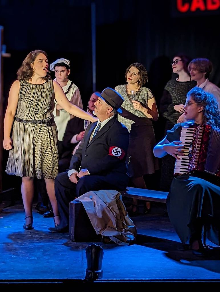 Frau Köst sings to Herr Ludwig