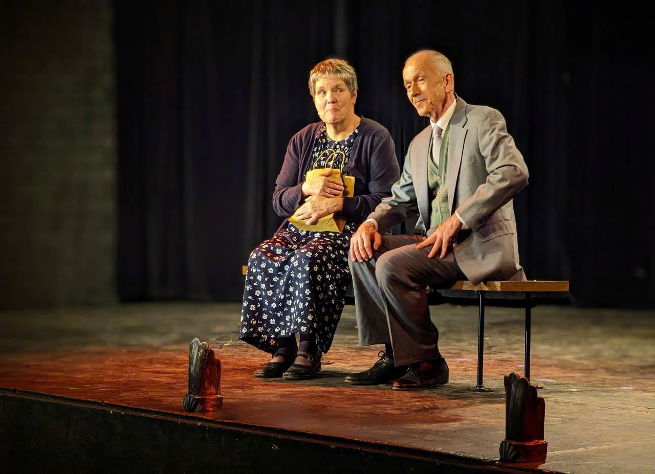 Frau Schneider & Herr Schultz sing about their pineapple